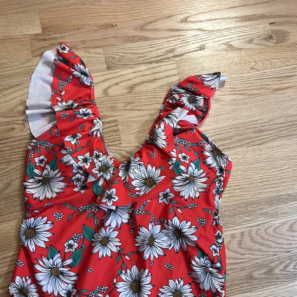 Jessica Simpson Women’s standard one piece ruffled shoulder swimsuit - Picture 4 of 6